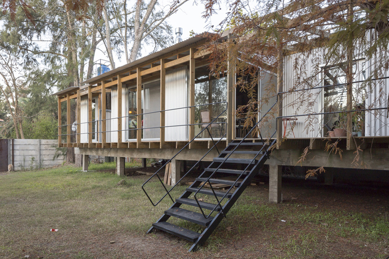 Vivienda elevada por vigas de hormigón armado