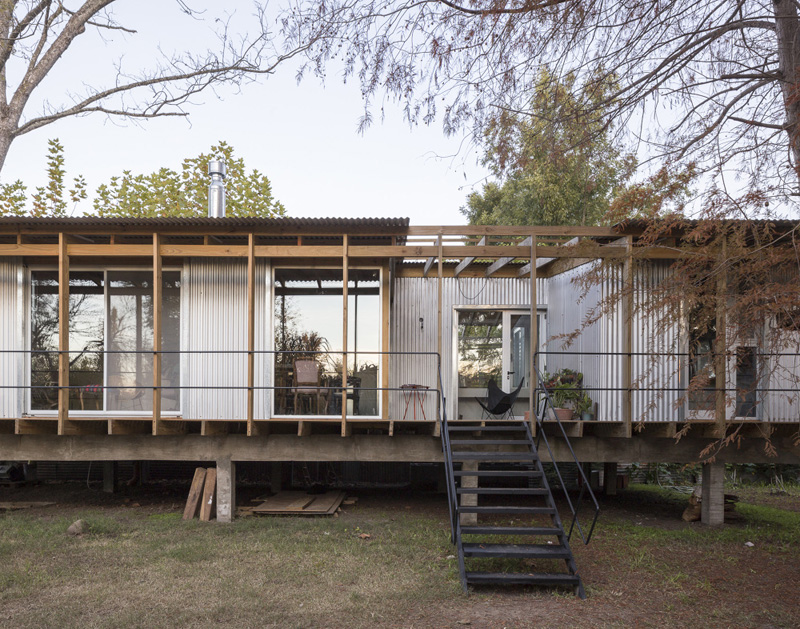 House raised by reinforced concrete beams