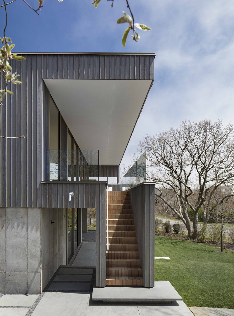 Facade of a concrete house with a rain of wood