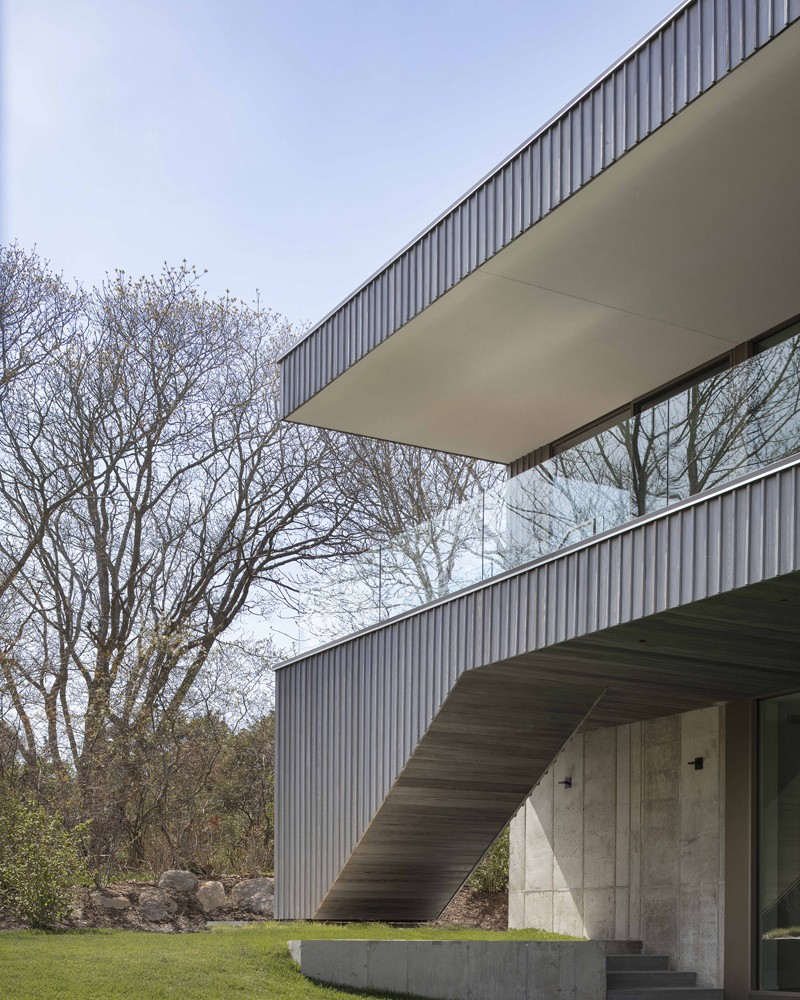 Facade of a concrete house with a rain of wood