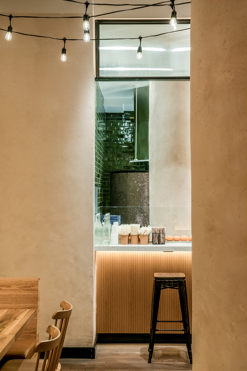 Muebles de madera e iluminación suspendida