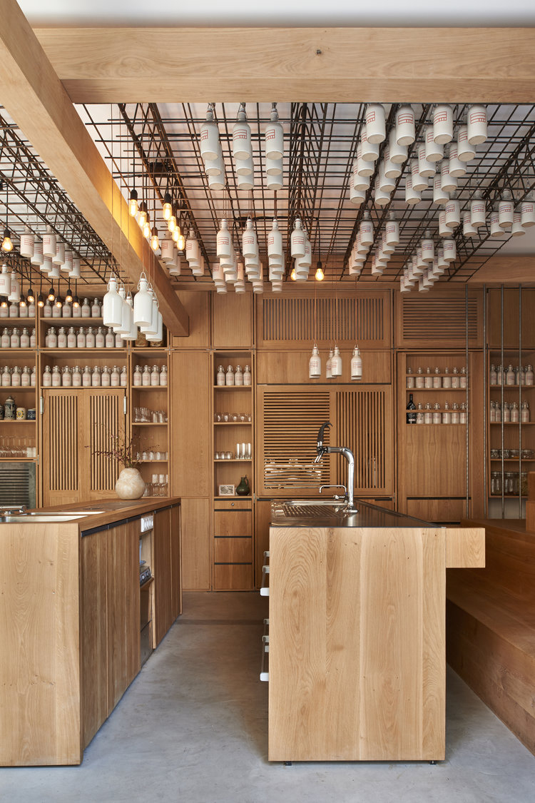 Interno di un bar rivestito in massello di rovere