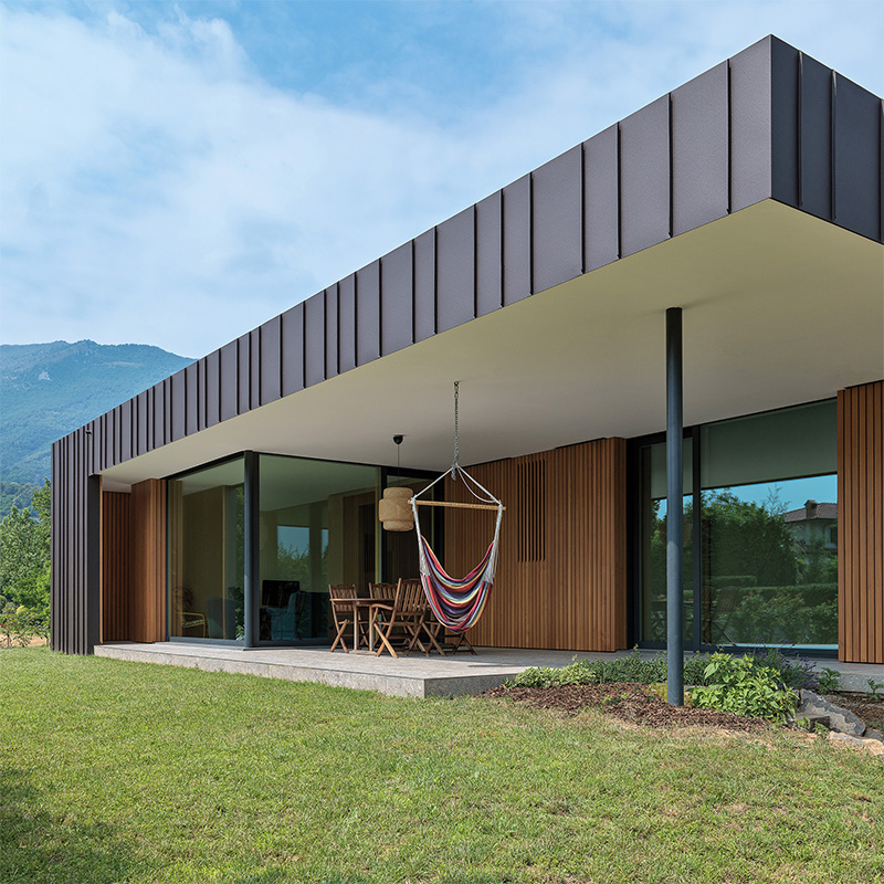 Villa dai colori decisi e dalle forme moderne