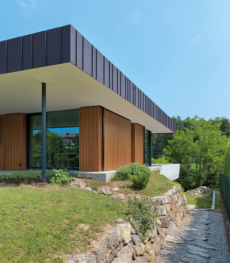 Villa dai colori decisi e dalle forme moderne