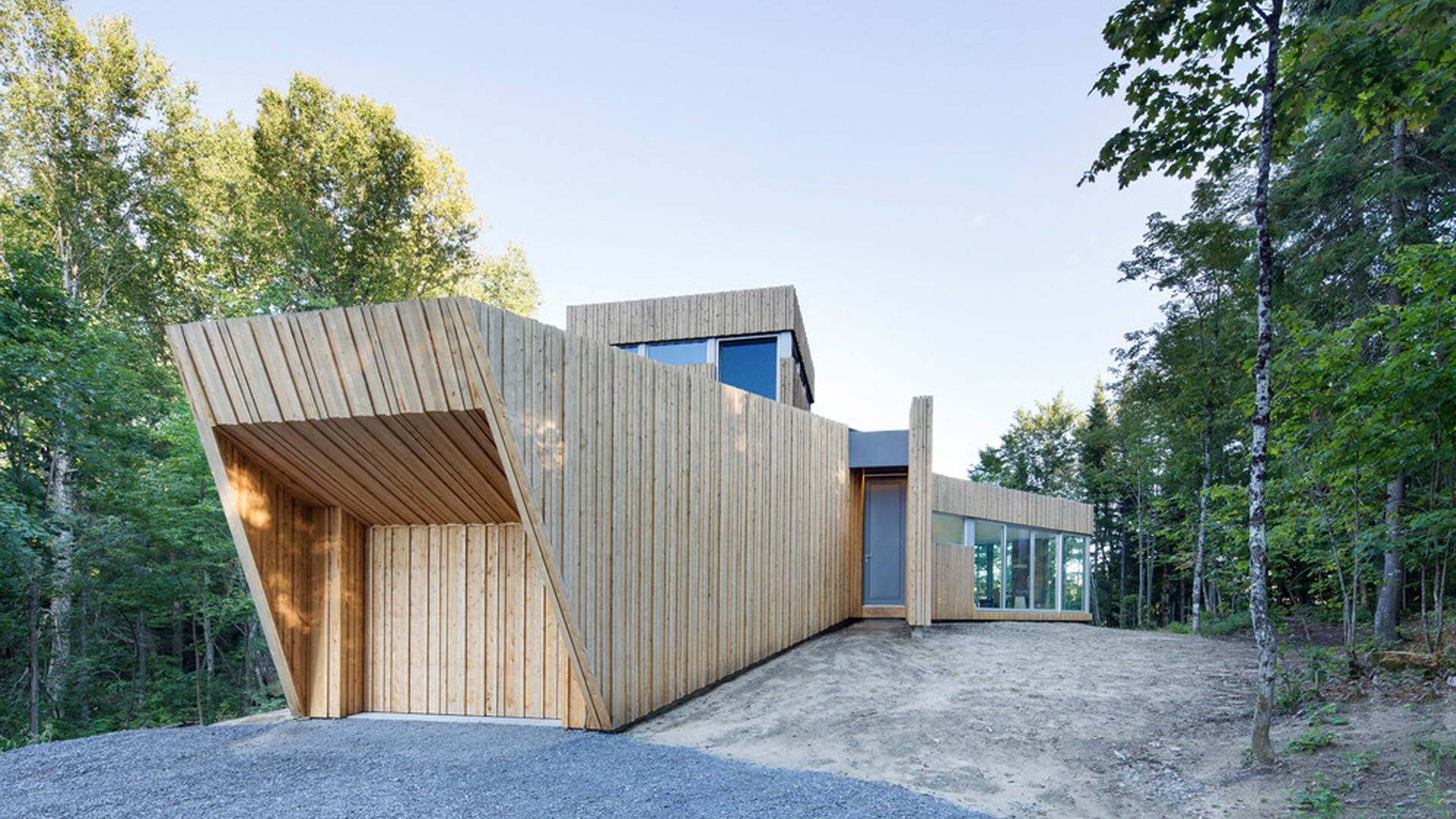 Abitazione in legno integrata con la natura