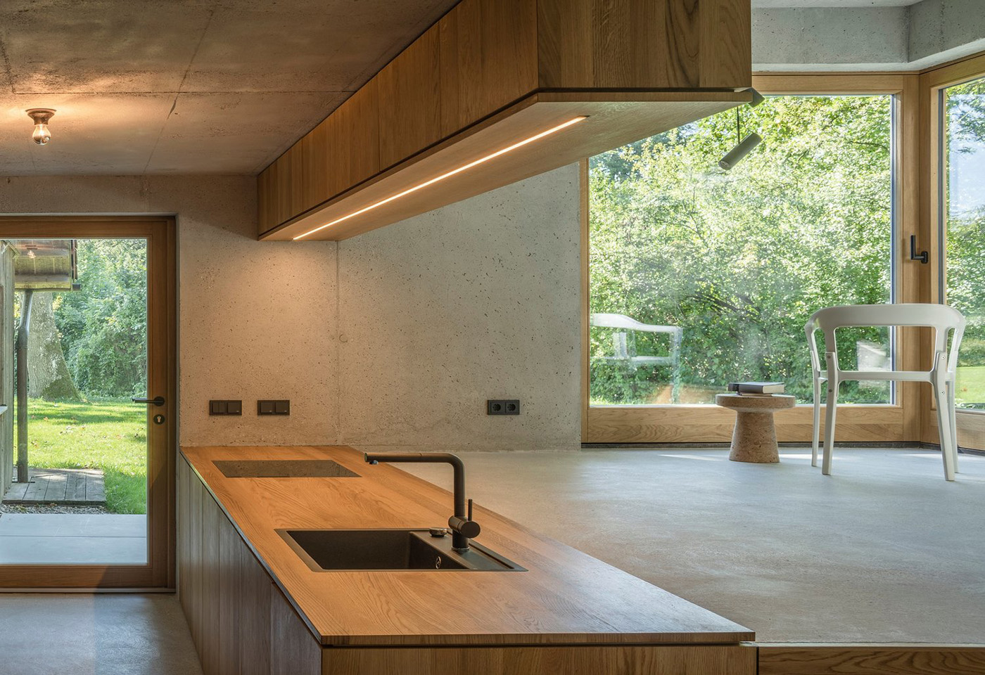 Casa con fachada de madera carbonizada