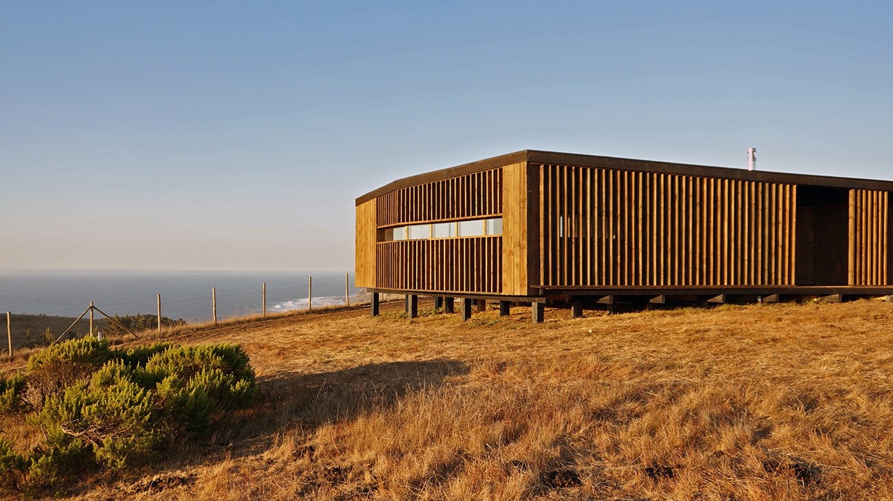 Vivienda de madera con vistas al océano