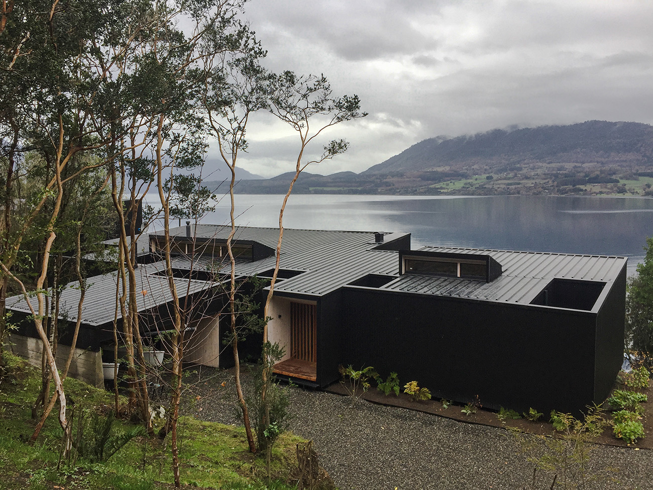 Volumen de madera con vistas al lago