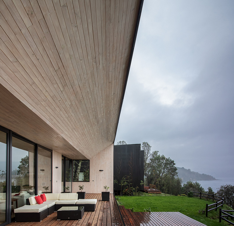 Volume in wood overlooking the lake
