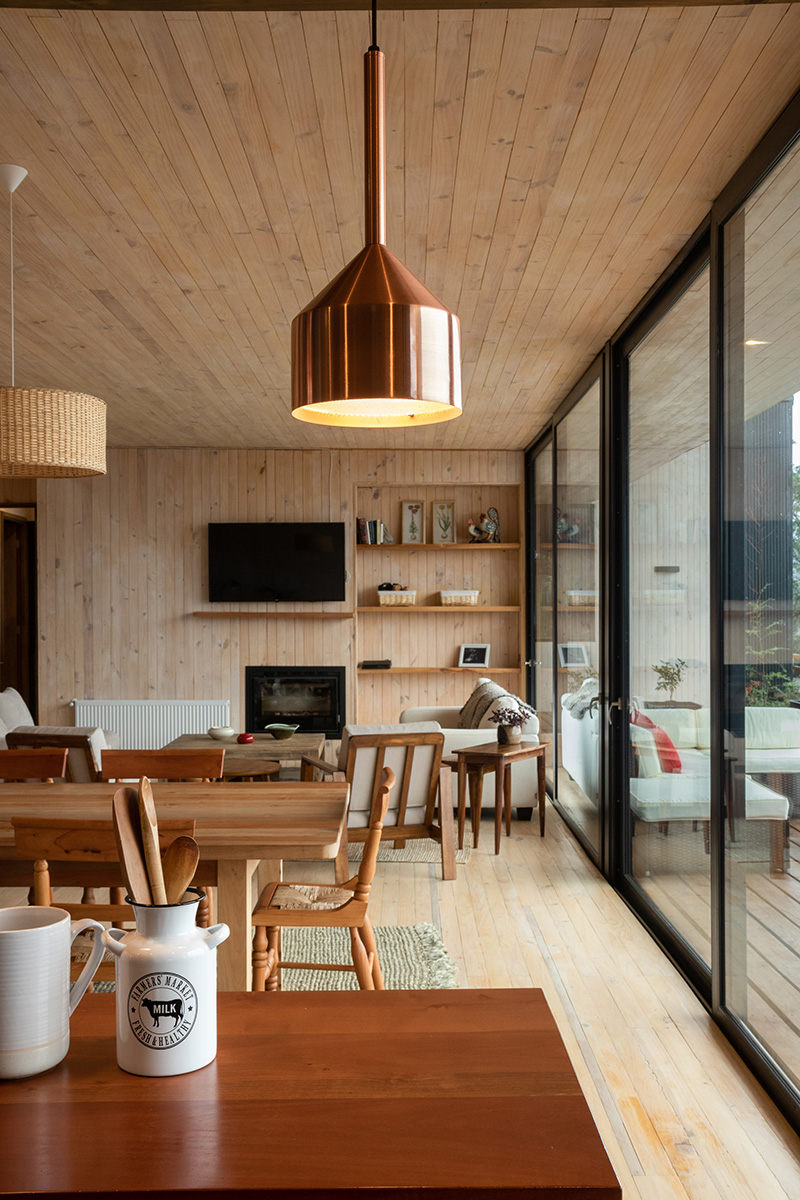Volume in wood overlooking the lake