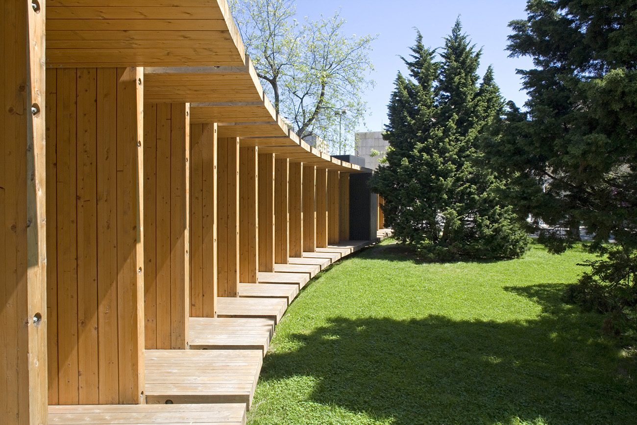 Pabellón de madera curvilíneo en un jardín