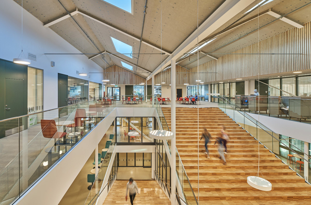 Scuola in legno con tetto industriale
