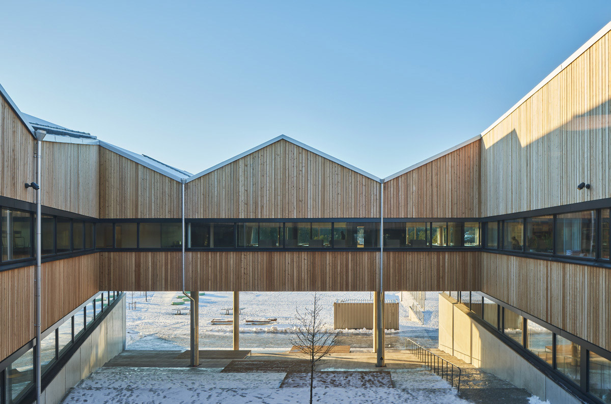 Scuola in legno con tetto industriale