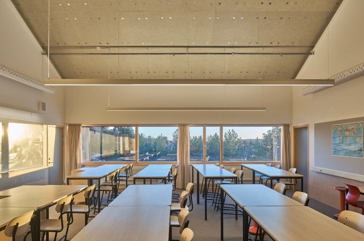Scuola in legno con tetto industriale