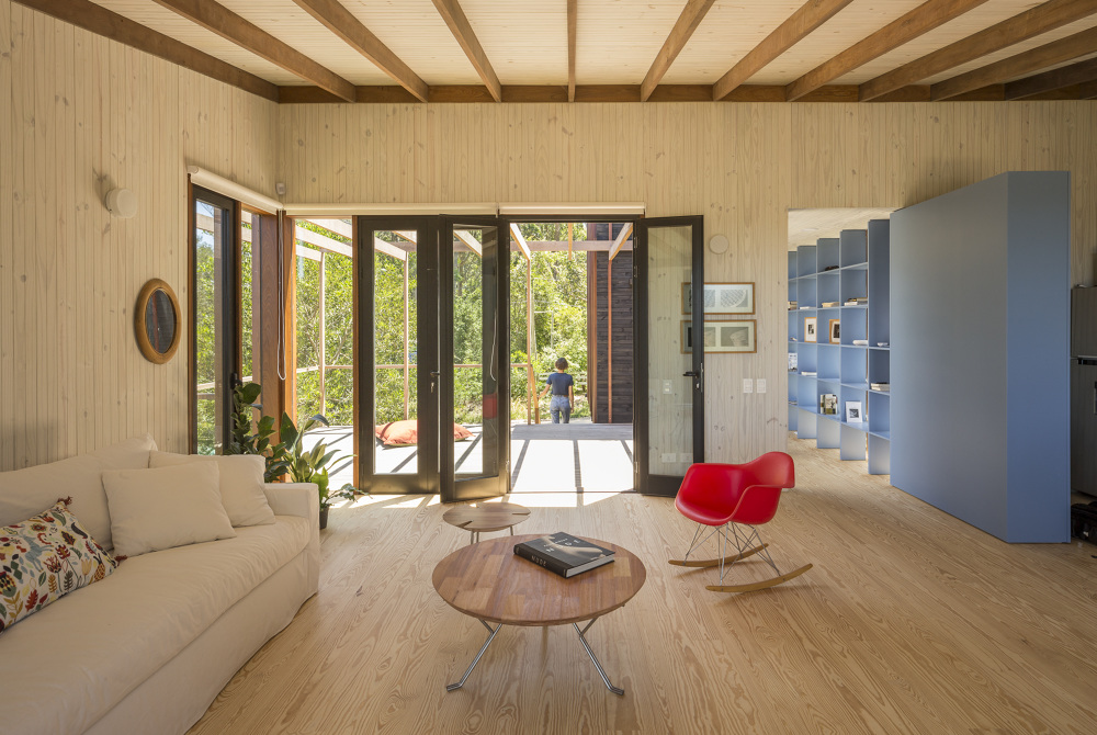 Casa de madera en el bosque