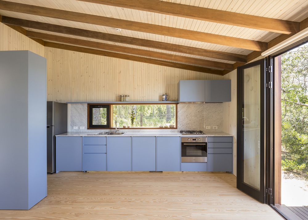 Casa de madera en el bosque