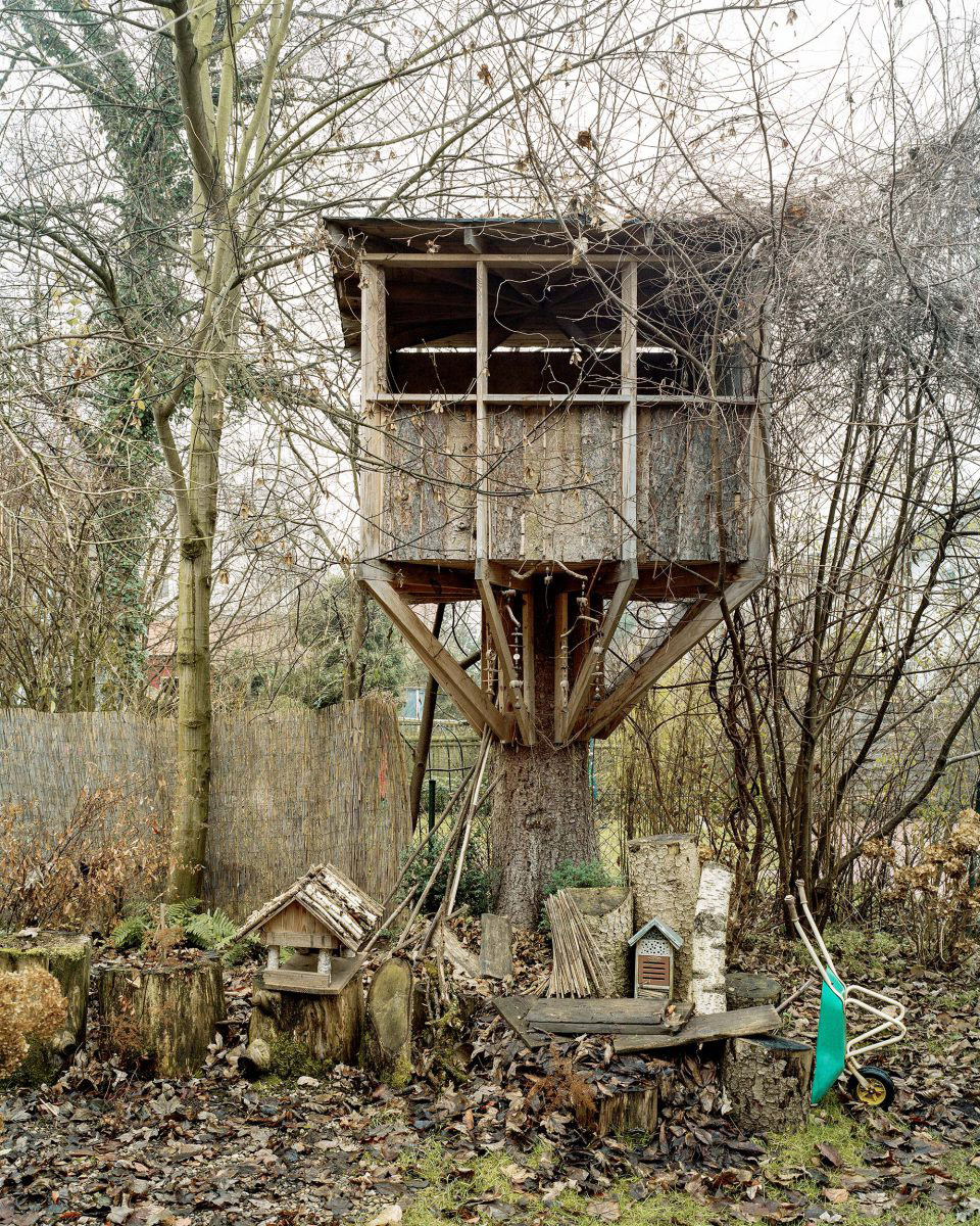 Casa sull'albero in un giardino di una casa
