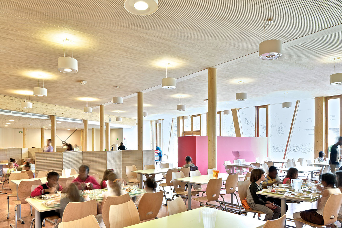 scuola in legno con pannelli colorati