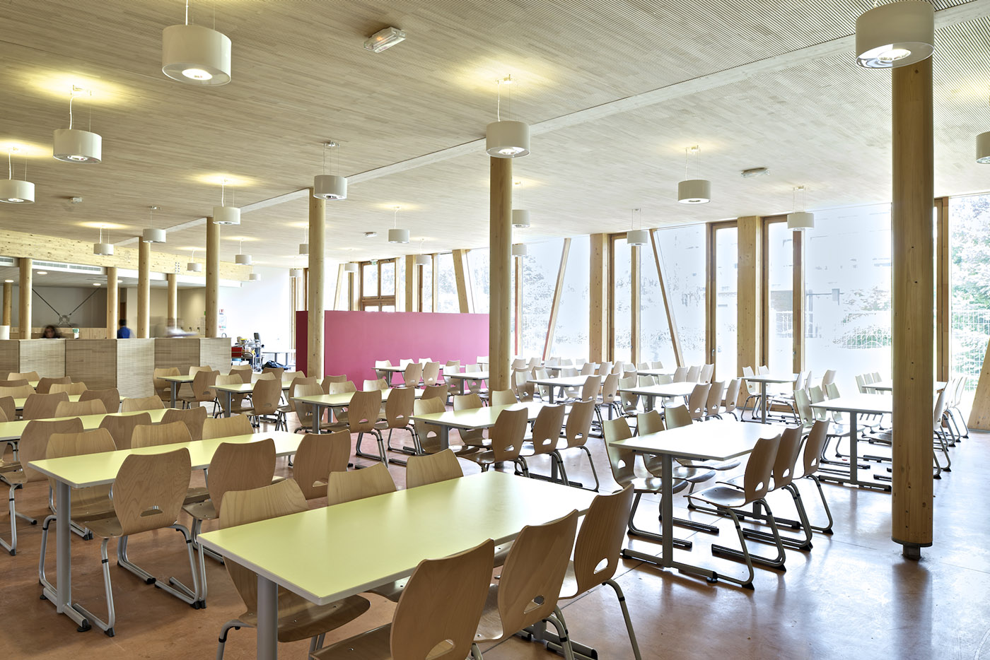 scuola in legno con pannelli colorati