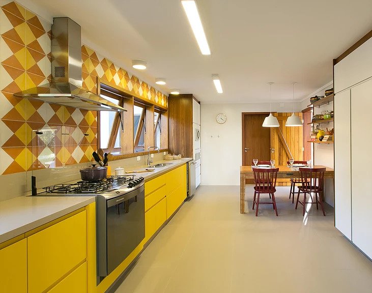 Veranda in legno con tavolo da pranzo