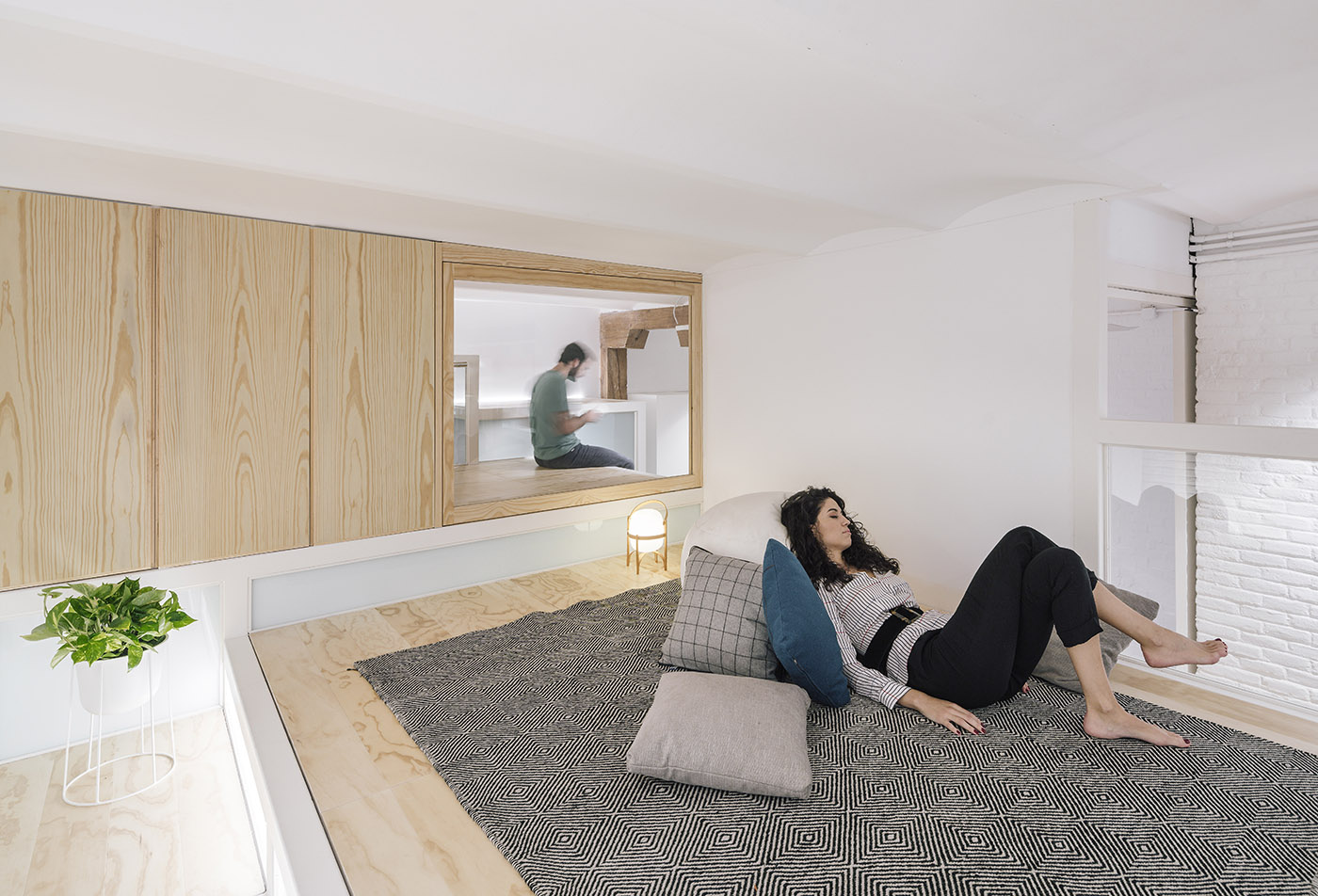 Silla de diseño y escaleras