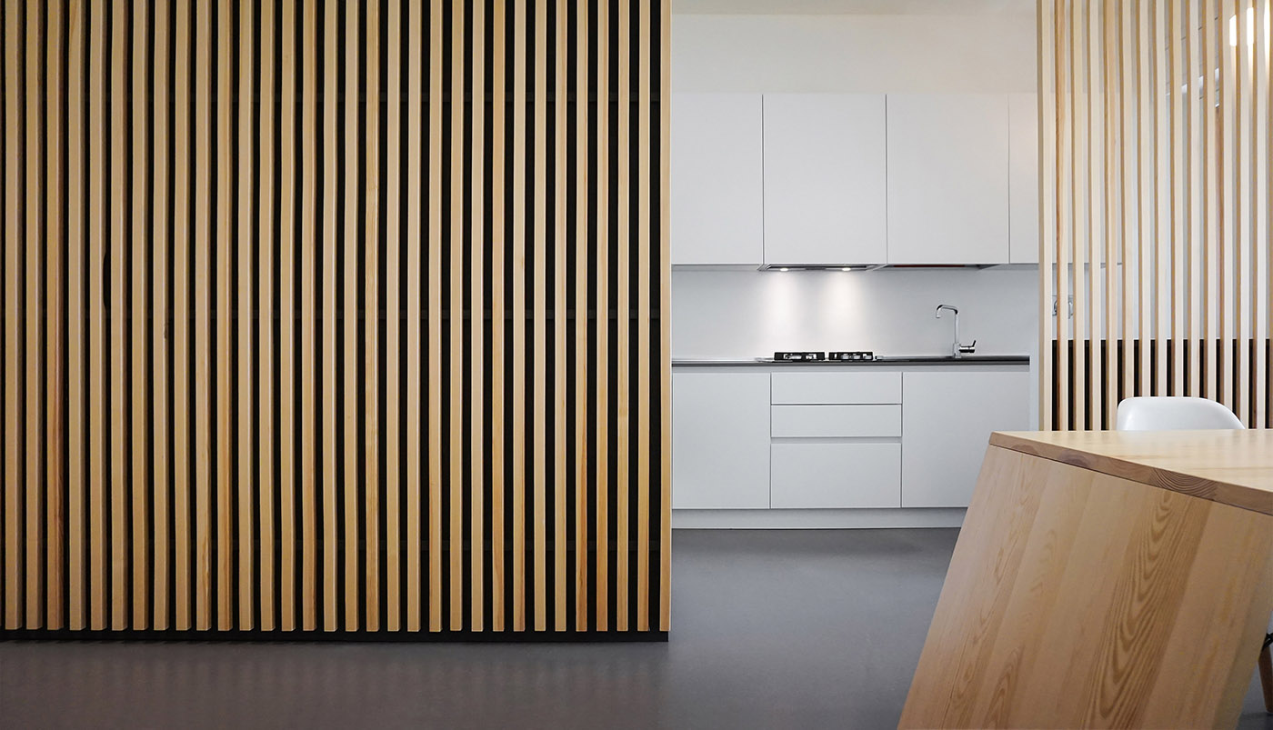 Interno appartamento con listelli di legno