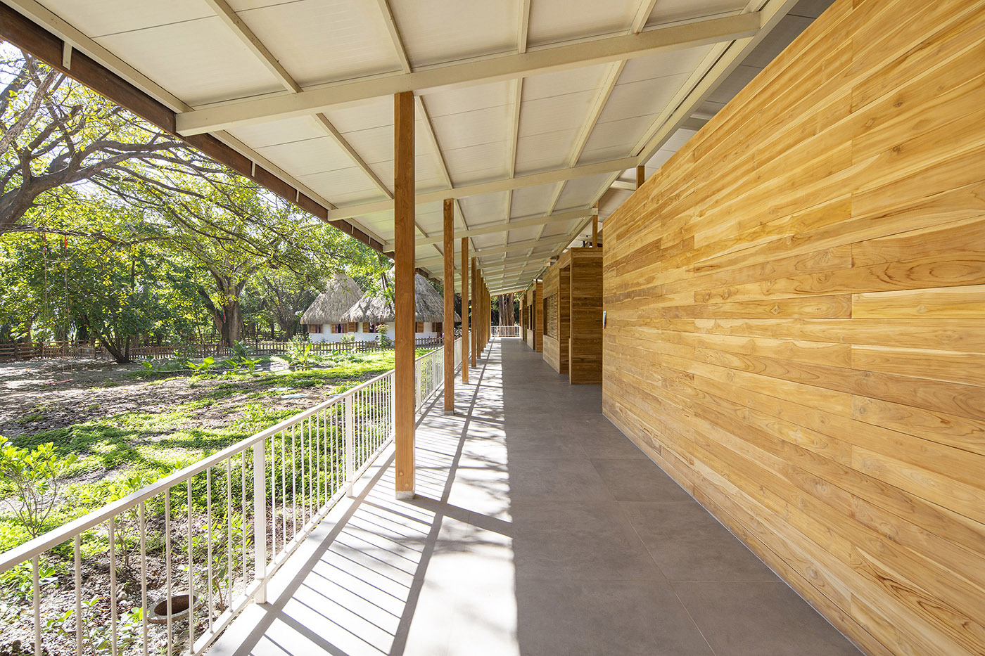 Escuela de madera en el océano