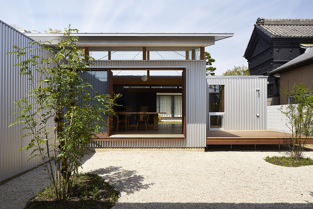 Terrace and garden of a detached house