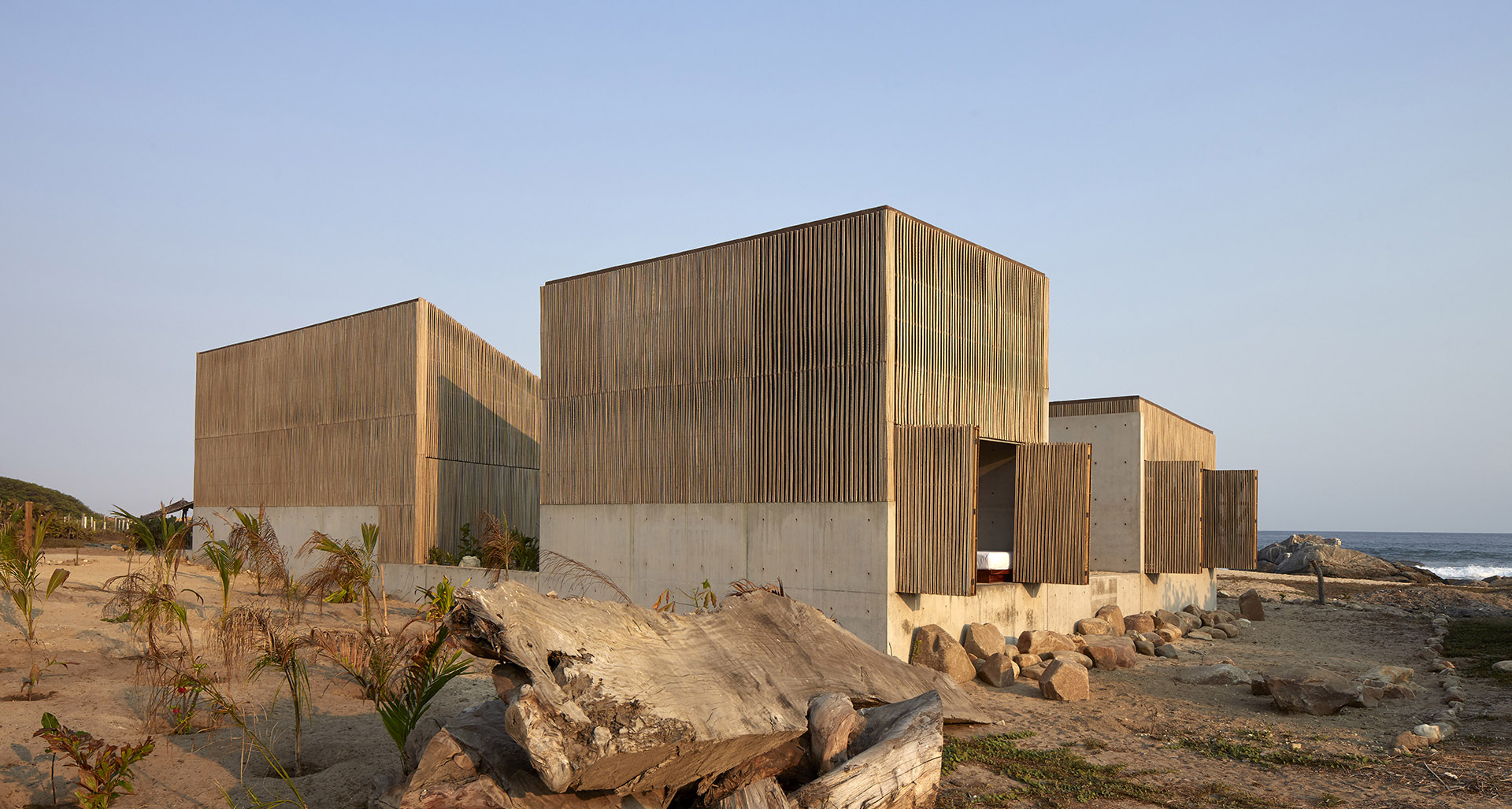 Modular house in palm wood with sea view. Integration between