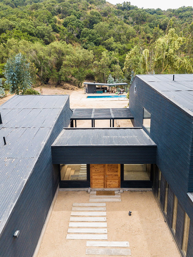 Vivienda de madera en los árboles con piscina