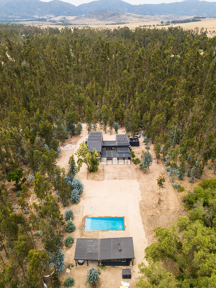 Vivienda de madera en los árboles con piscina