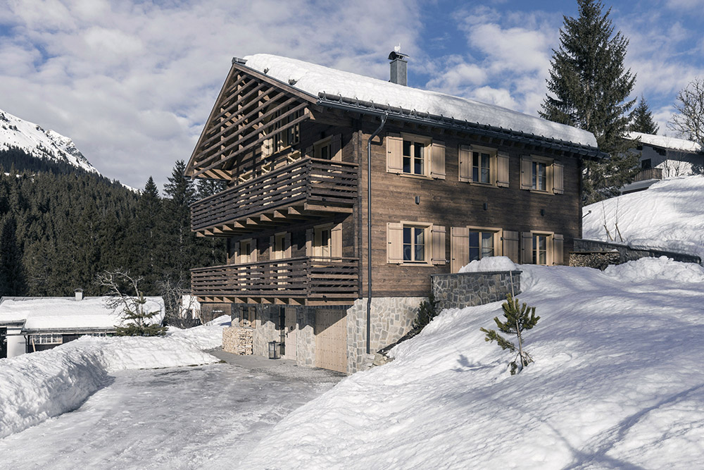 Baita in legno tra le montagne