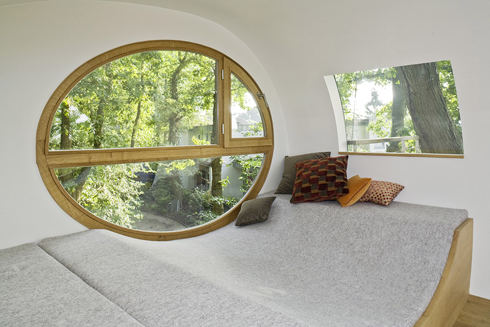 Casa sull'albero a forma ovoidale