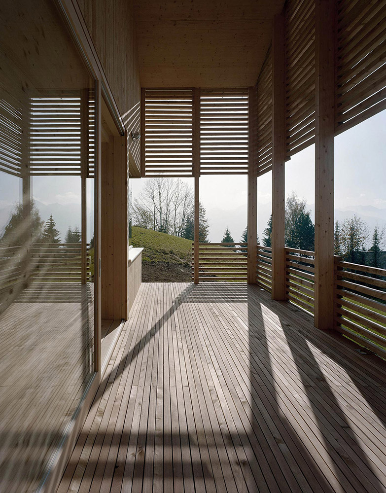 Conception écologique de la tradition alpine. Construction en bois historique comme vecteur de continuité