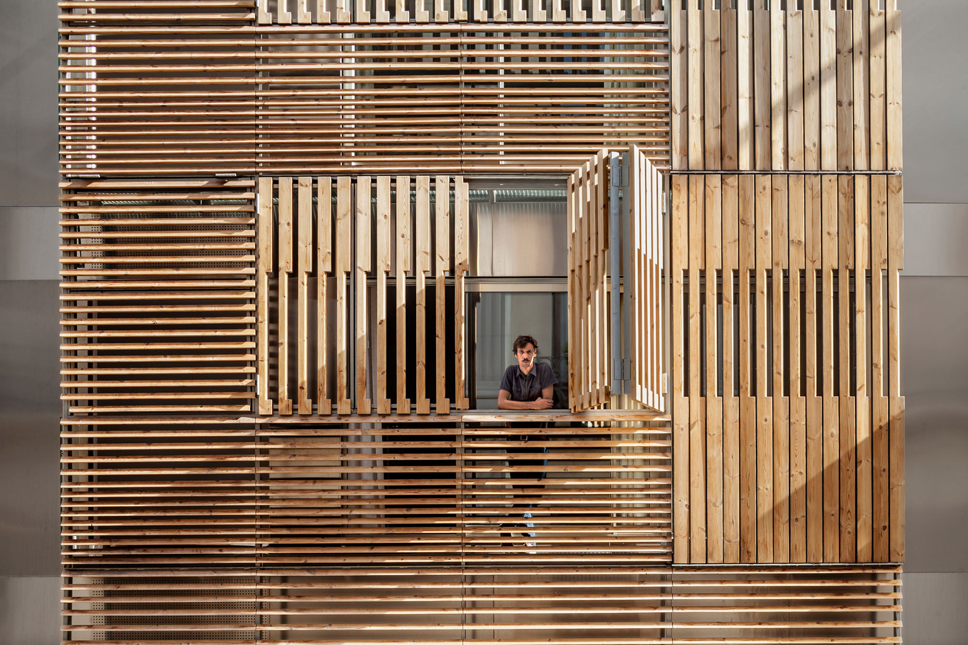 Vida doméstica oculta por listones de madera. Privacidad en el centro de Barcelona