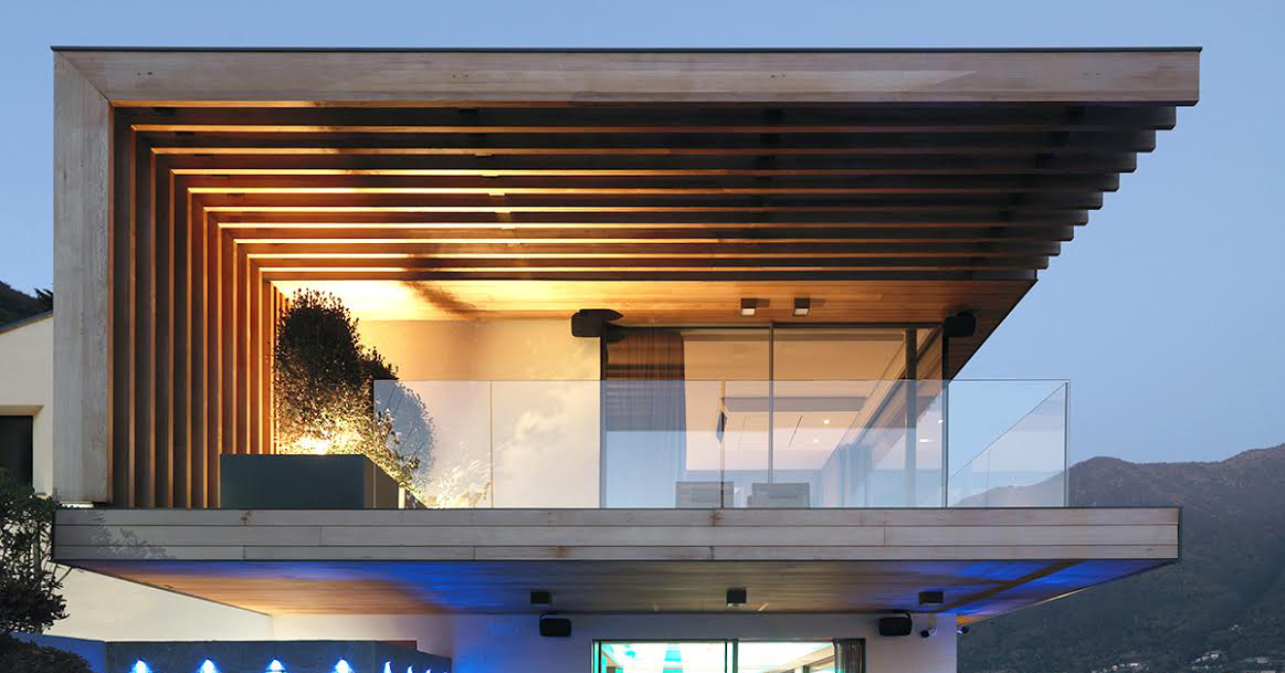 Arquitectura contemporánea con balaustrada de vidrio