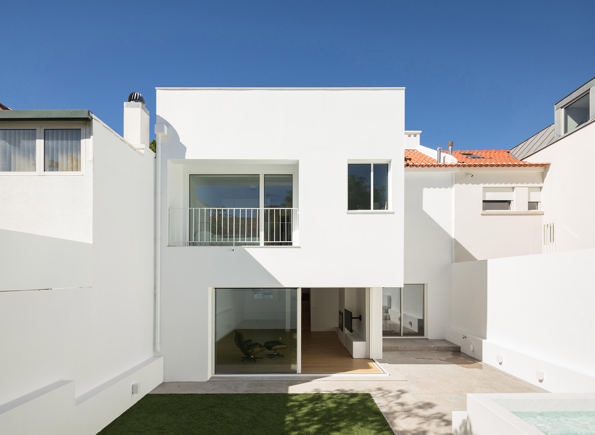 Lisbon House. Expansion, upgrading and optimization of the roof morphology