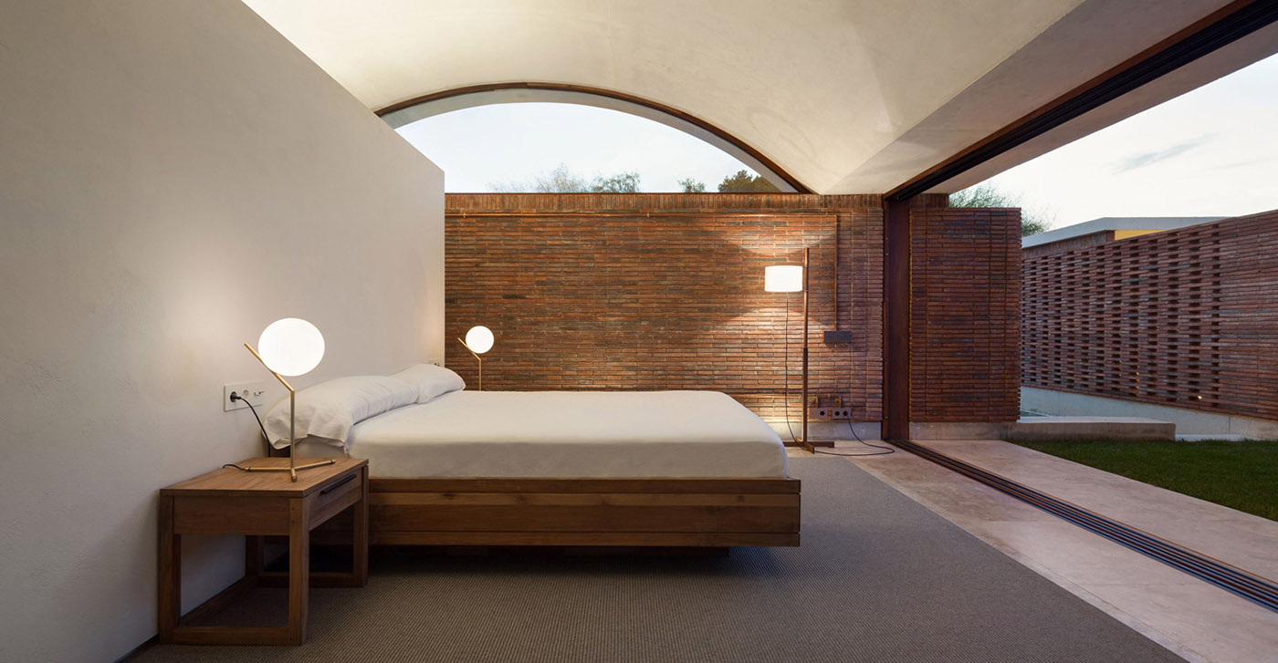 Brick wall and vaulted roof. Interweaving and ambiguity between the interior and exterior spaces
