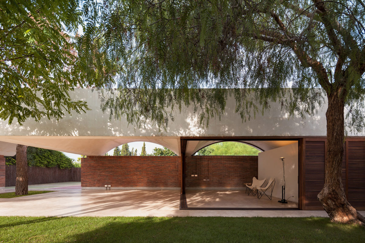 Brick wall and vaulted roof. Interweaving and ambiguity between the interior and exterior spaces