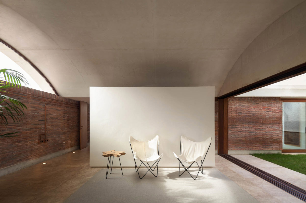 Brick wall and vaulted roof. Interweaving and ambiguity between the interior and exterior spaces