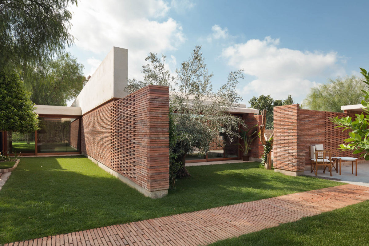 Brick wall and vaulted roof. Interweaving and ambiguity between the interior and exterior spaces