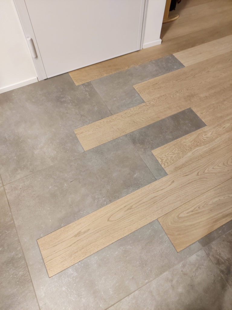 Sottotetto trasformato in spazio abitabile. Bianco e luce naturale per ampliare gli ambienti