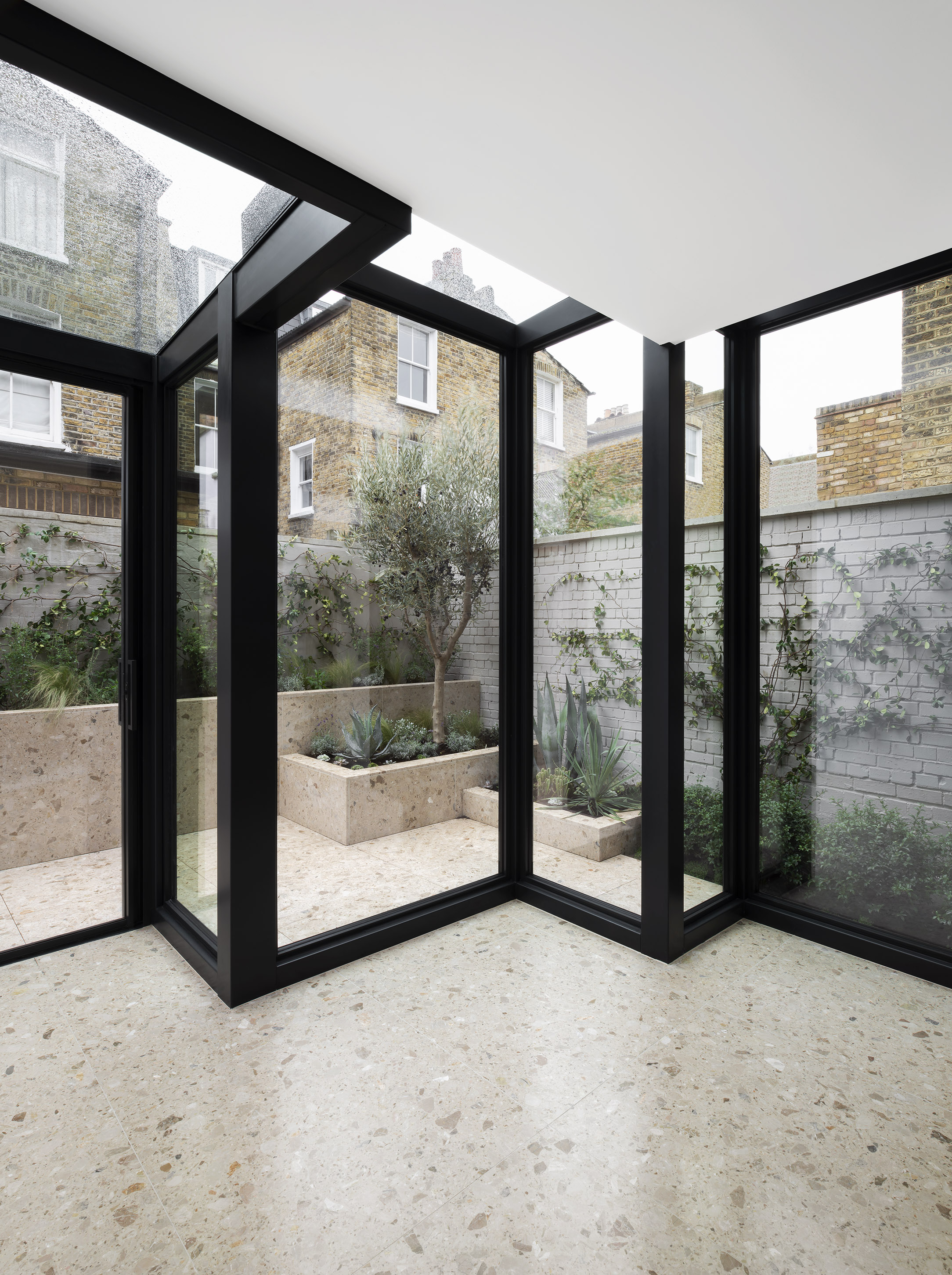 Cubist glass volumes for a Victorian home. A paradox between light weight and solidity