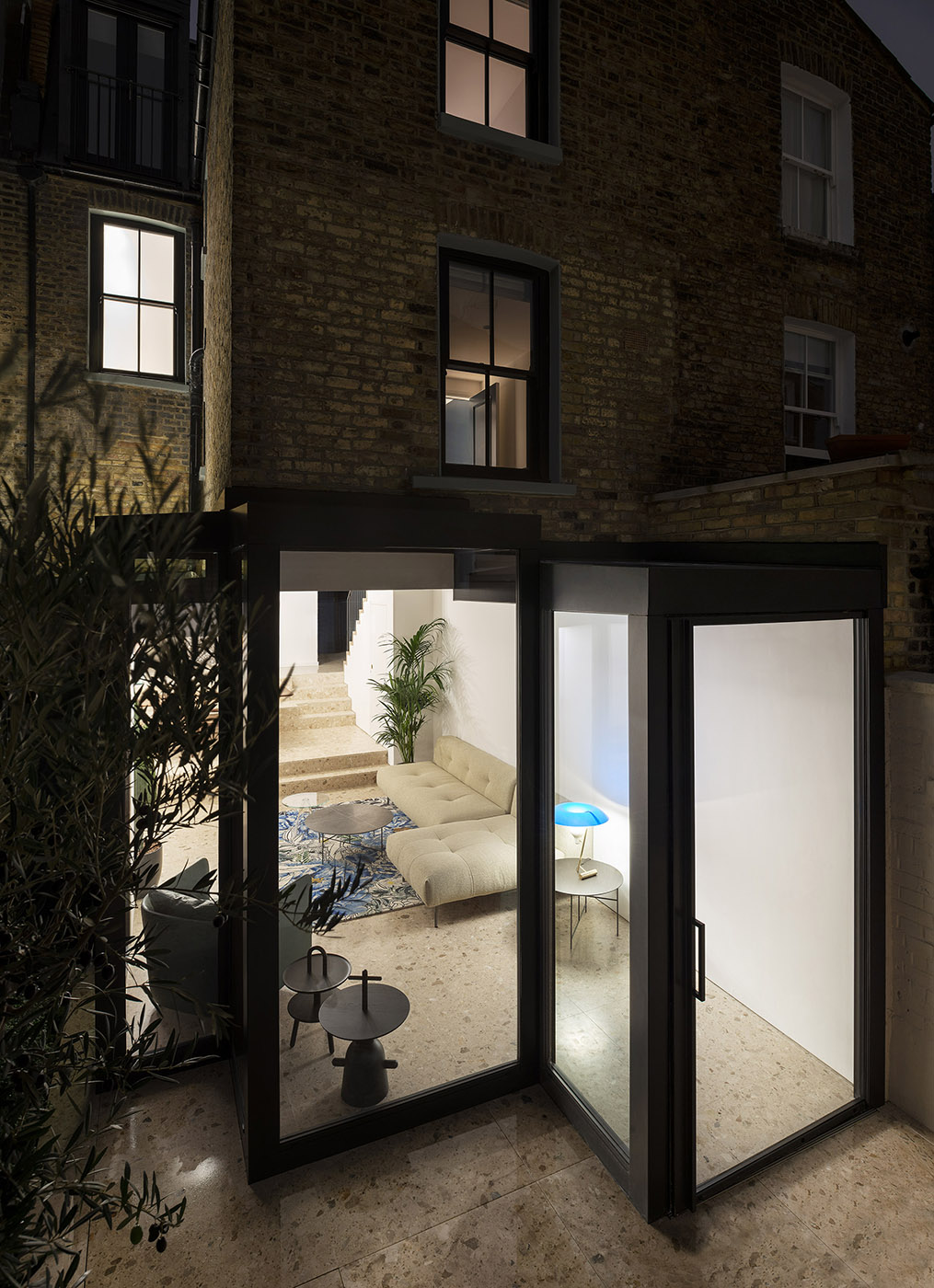 Cubist glass volumes for a Victorian home. A paradox between light weight and solidity