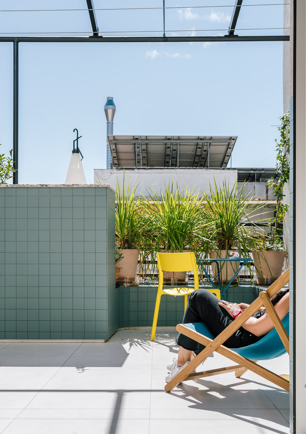Terrace of a rationalist building. An intervention for a fluid and permeable domestic space