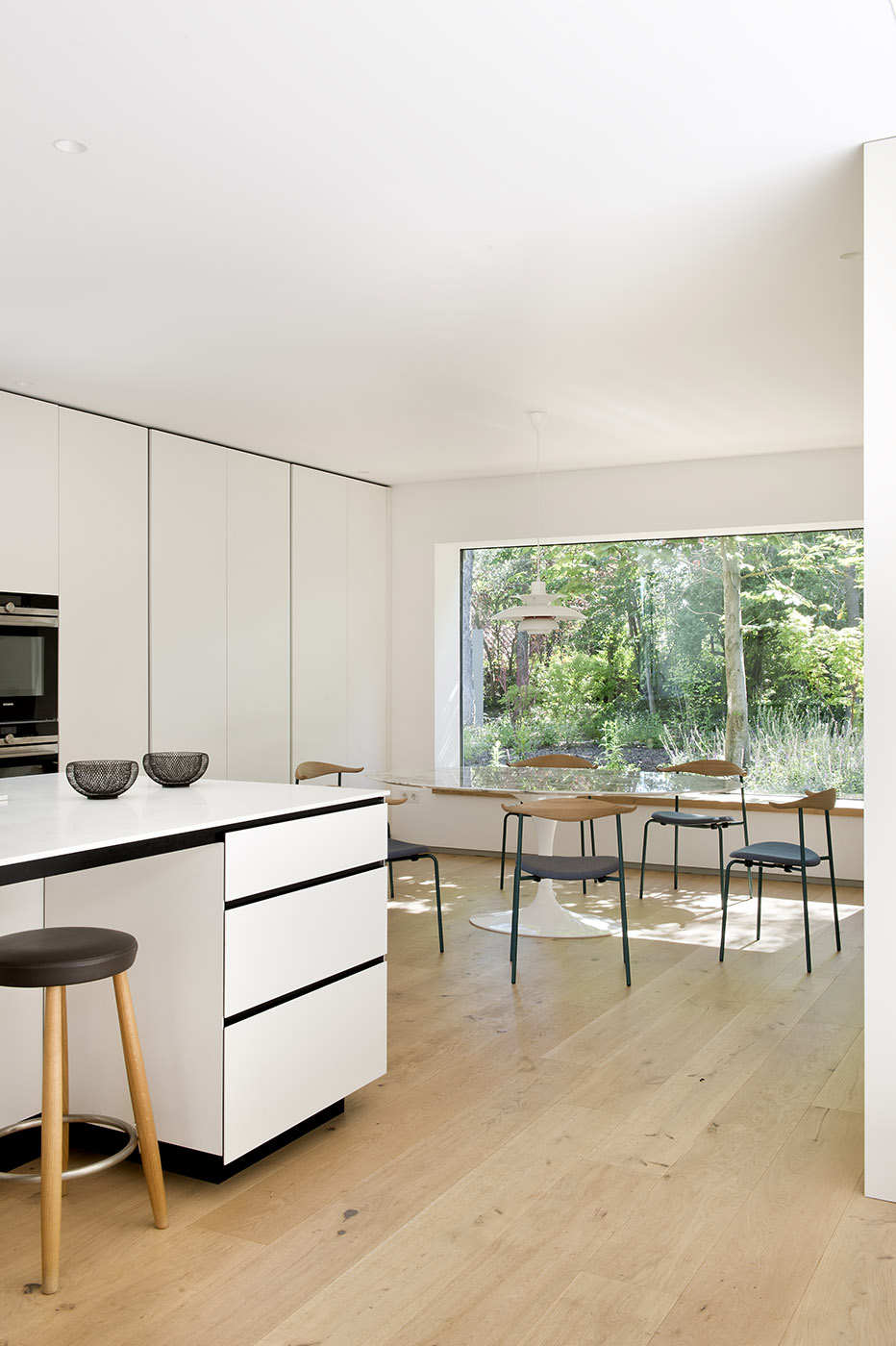 House in L: contemporary architecture for a 1960s house