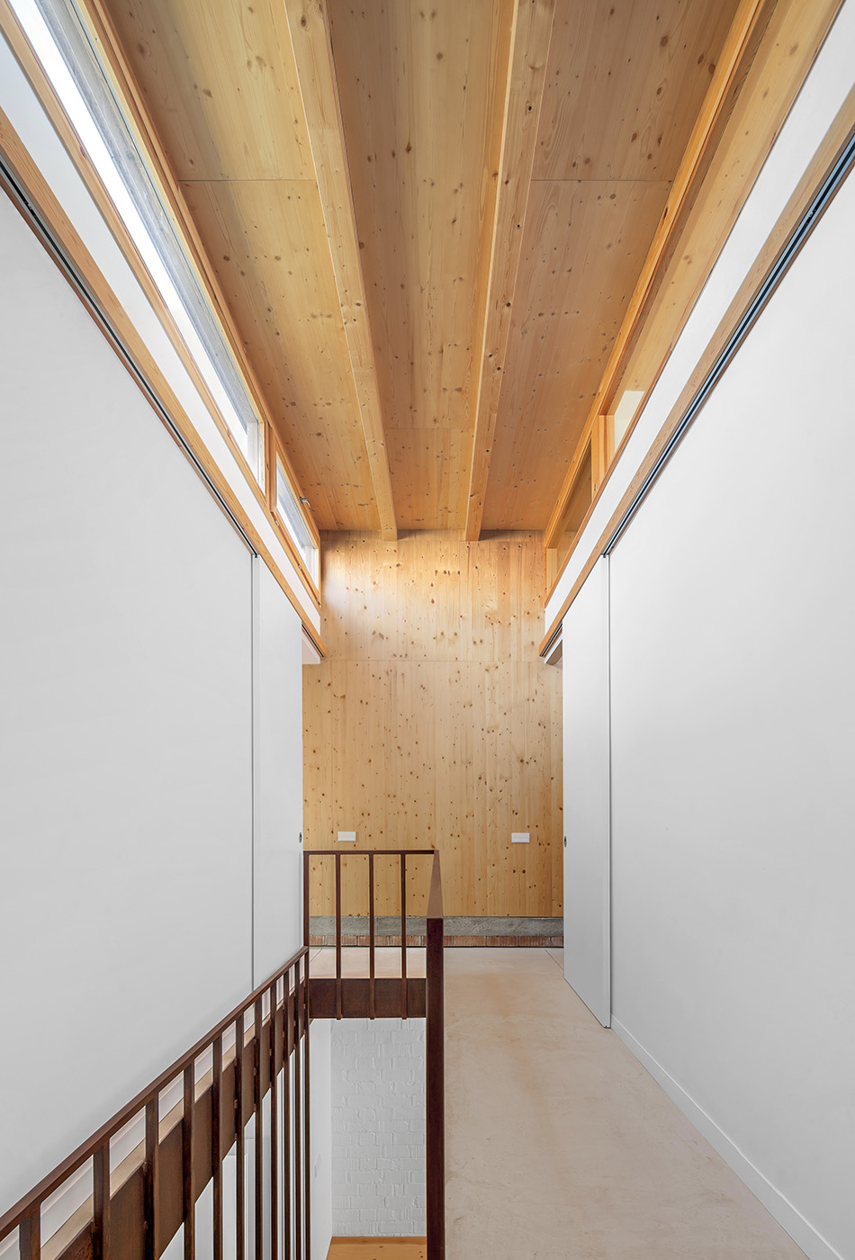 Renovation of a building in Catalonia. Wooden staves reinterpret the facade