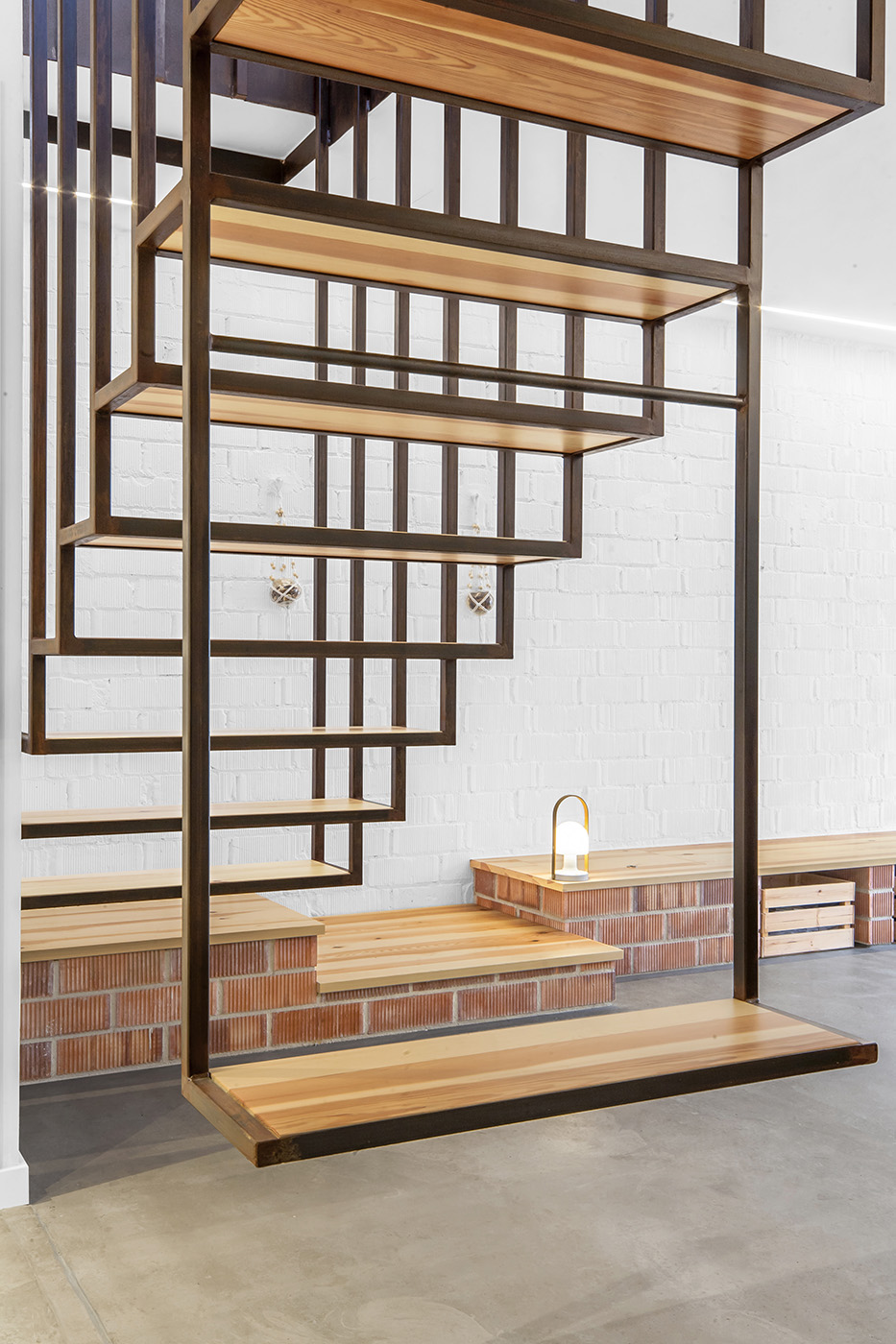 Renovation of a building in Catalonia. Wooden staves reinterpret the facade