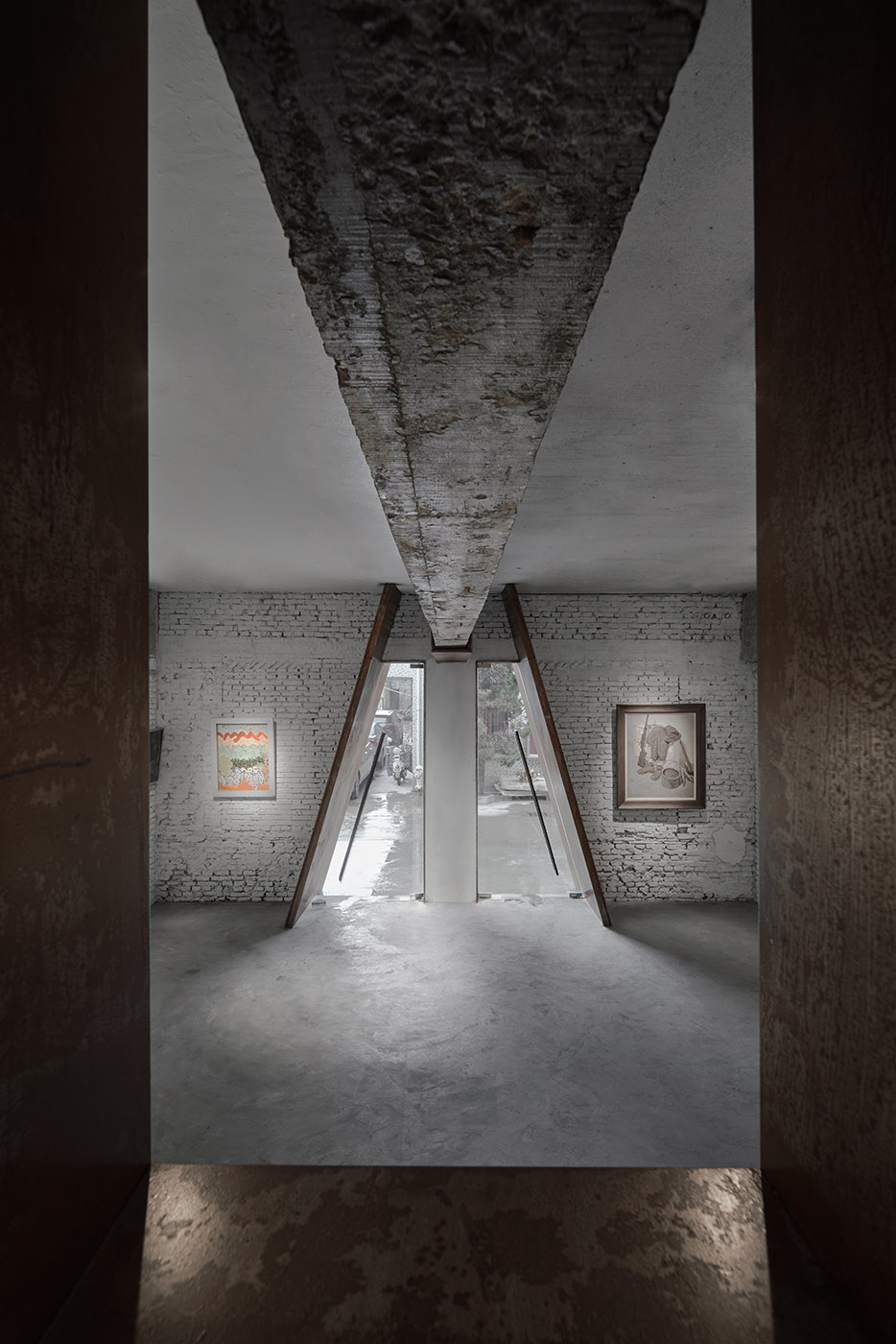 Yes Art Warehouse. Characteristic art studio takes the place of an old industrial building