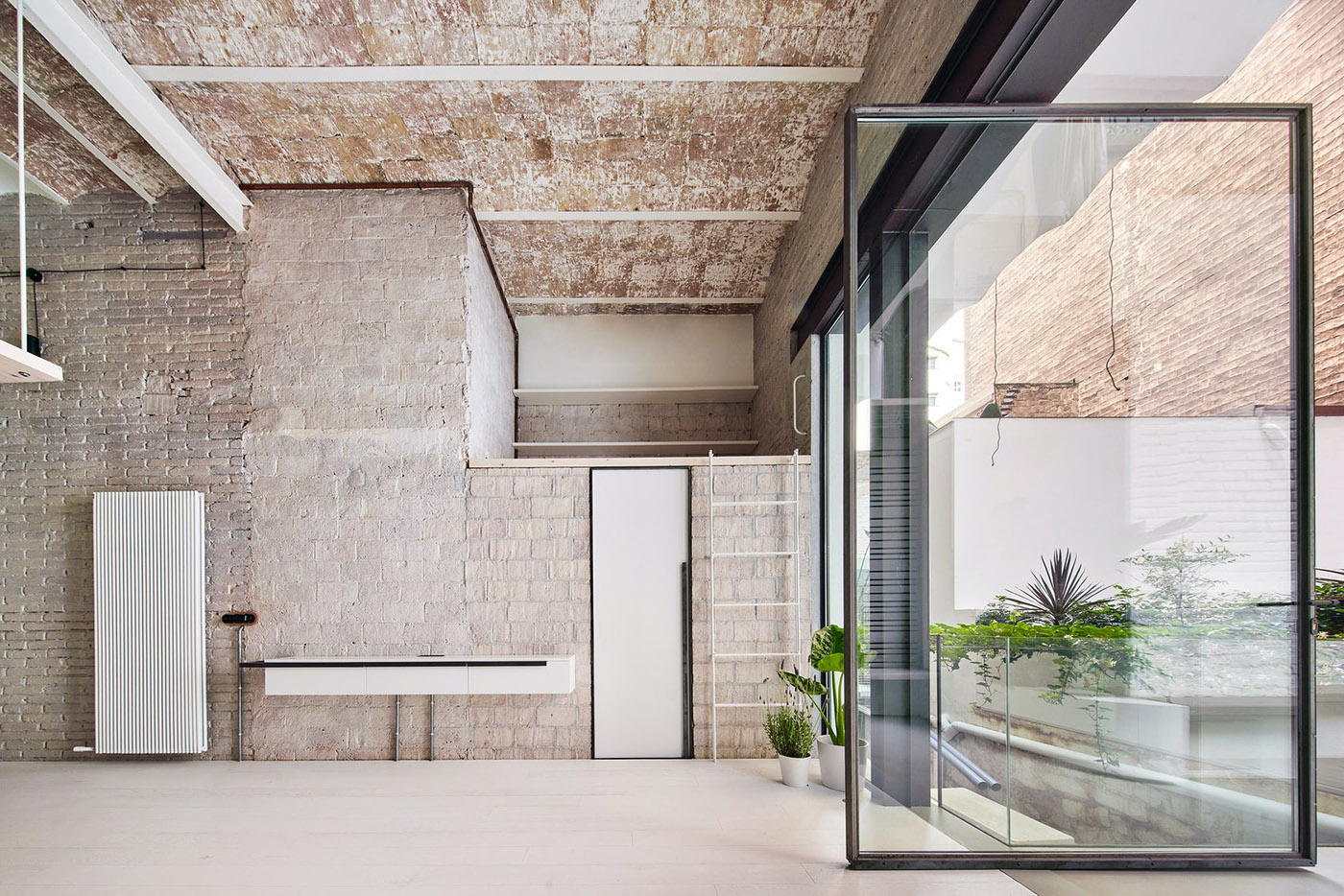 Nil Dos House, from a construction warehouse to an urban loft in the centre of Barcelona
